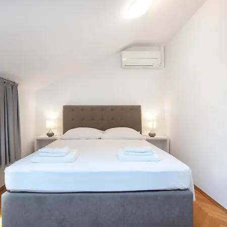 Apartmaji Pri Perotu Izola Exterior photo