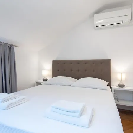 Apartmaji Pri Perotu Izola Exterior photo